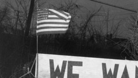 Un aviso dispuesto en Detroit (Michigan) en 1942 frente a un proyecto de vivienda social.