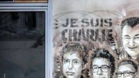 Dos hombres armados mataron a 12 personas en un ataque a la oficina de la revista Charlie Hebdo en 2015.