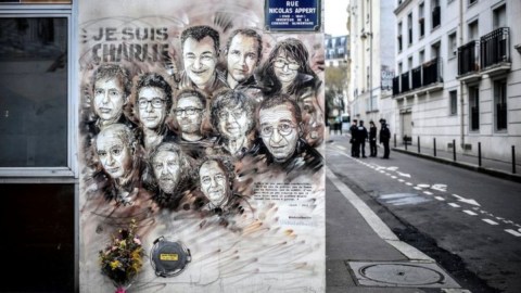 Dos hombres armados mataron a 12 personas en un ataque a la oficina de la revista Charlie Hebdo en 2015.