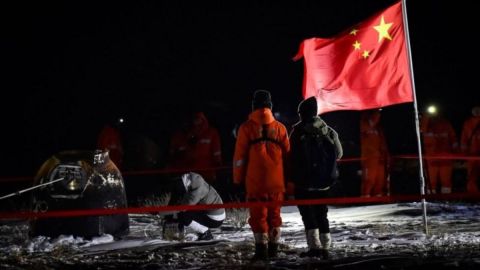 La cápsula que contenía materiales de la Luna aterrizó en Mongolia.