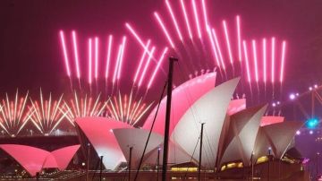 Sídney desplegó fuegos artificiales en la Opera House durante su celebración de Año Nuevo.