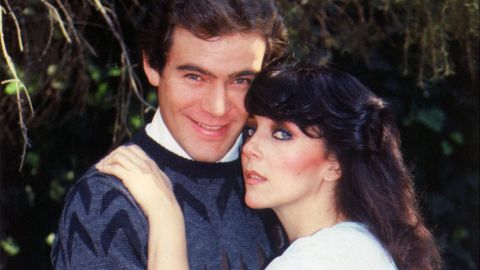 Guillermo Capetillo junto a Verónica Castro, protagonistas de "Rosa Salvaje".