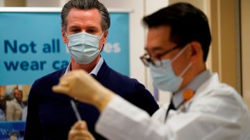 El gobernador Gavin Newsom anuncia en el condado de Orange el progreso para las vacunas COVID-19. (Getty Images)