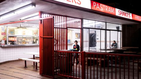 Un restaurante de comida rápida en Santa Mónica, en el Condado de Los Ángeles.