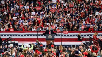 Donald Trump durante el evento en Valdosta, Georgia ante unas 10,000 personas.