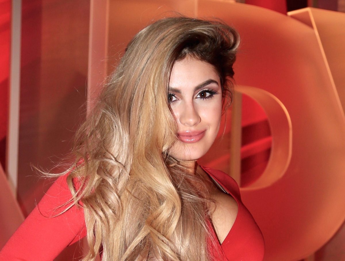 Alexa Dellanos deja al descubierto gran parte de su cuerpo al posar usando  un microtrikini rojo - La Opinión