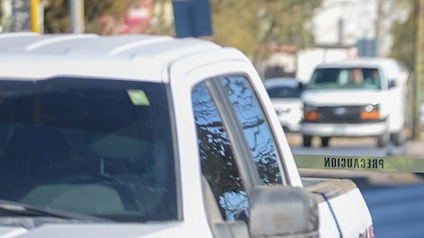 Policía resguarda hospital en Ciudad Juárez, México, luego de que sicario burlara seguridad para asesinar a una persona.