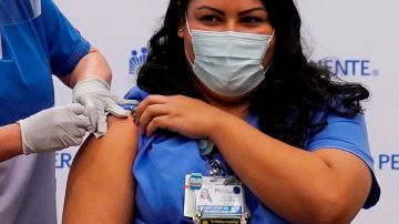 Helen Cordova, una enfermera de terapia intensiva en Los Ángeles fue la primera en recibir la vacuna en el estado.