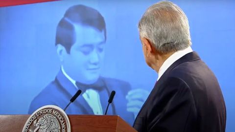 AMLO conmovido por la muerte de Armando Manzanero proyecta video al final de la conferencia.