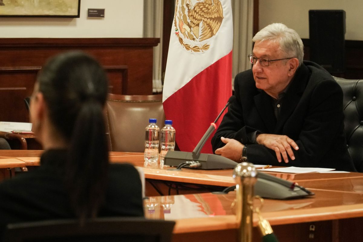 AMLO realiza reunión de trabajo con personal del sector salud.