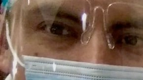 Arturo Valdez durante la vacunación