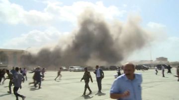 Aden (Yemen), 30/12/2020.- A screen grab from a video showing people running after the explosion that rocked Aden's airport, in Aden, Yemen, 30 December 2020. An explosion rocked Aden's Airport after the arrival of a plane carrying the Yemeni Prime Minister and members of his cabinet on 30 December. According to reports, 26 people were killed in the blast and more than 60 others were injured, all members of the cabinet are safe. (Atentado) EFE/EPA/Yazan Alfohydi