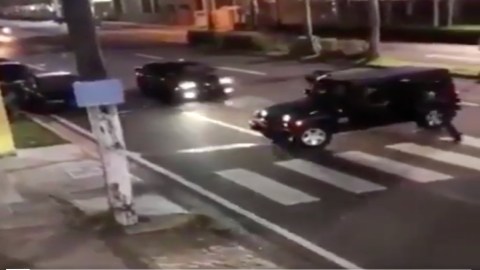 Captan en video supuesto ataque del CJNG a exgobernador cuando era trasladado a hospital