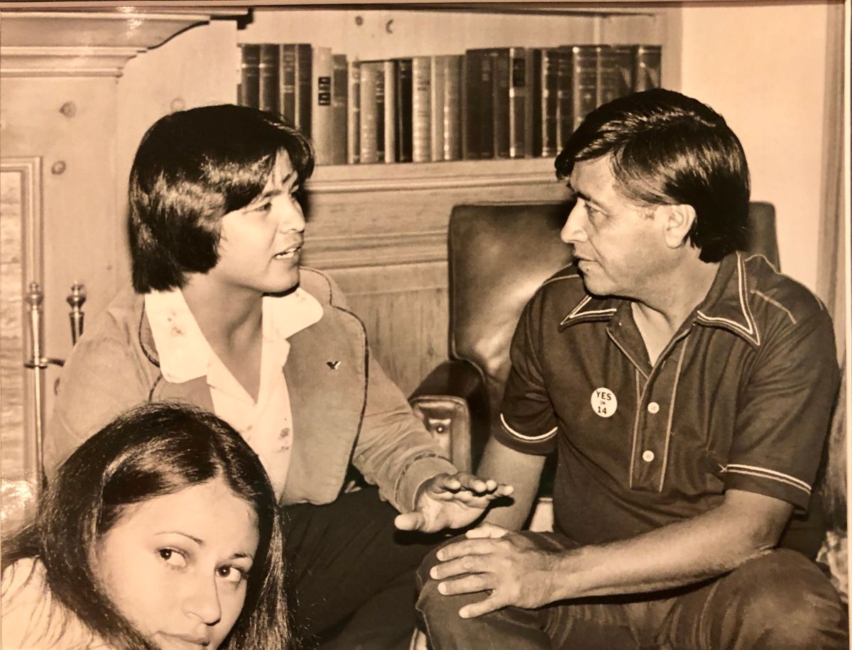 Luis Céspedes, a la edad de 15 años, con el líder César Chávez. (Cortesía Gobierno de California).