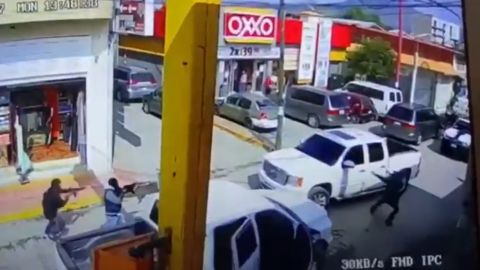 Comando armado ataca camioneta en México.