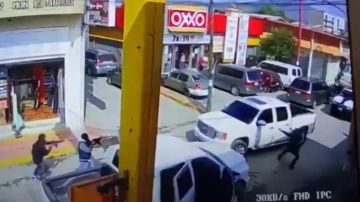 Comando armado ataca camioneta en México.