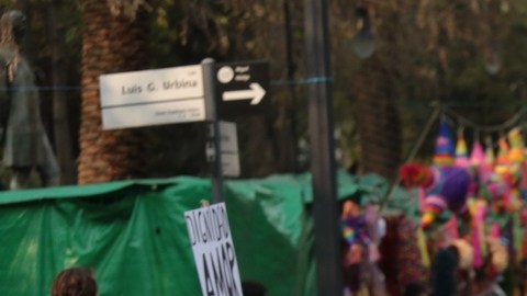 Marcha en protesta por asesinato de empresario francés en Ciudad de México.
