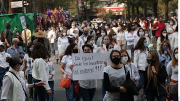 Marcha en protesta por asesinato de empresario francés en Ciudad de México.