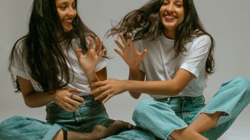 Las hermanas Valentina y Valeria se graduaron en mayo y ahora promocionan un EP con cinco canciones. Foto: Cortesía