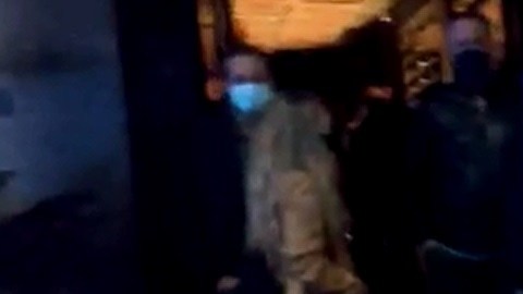 Desalojan a 100 personas de un bar en Ciudad de México que violaba normas de seguridad sanitarias.