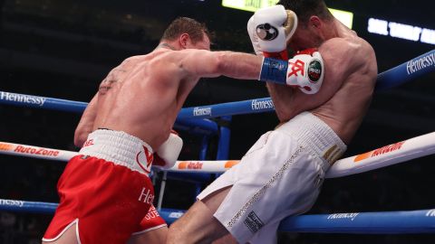 Uno de los potentes golpes de "Canelo" al brazo izquierdo de Callum Smith.