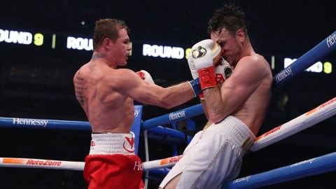 "Canelo" Álvarez lastimó a Smith con numerosos uppercuts.