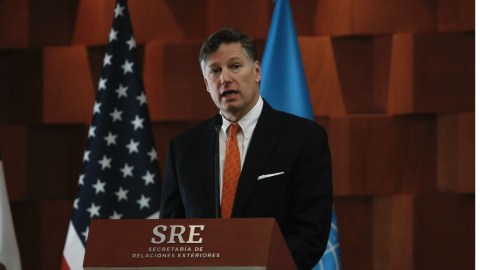 Embajador de Estados Unidos en México, Christopher Landau, advierte de riesgos de viajar durante la pandemia.