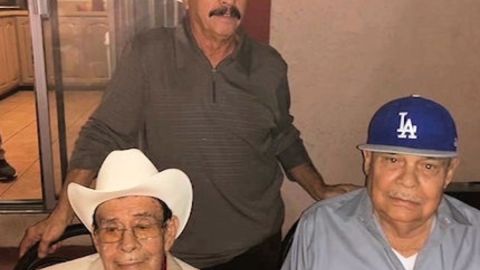 José de pie, Damián a la izquierda y Juan a la derecha.