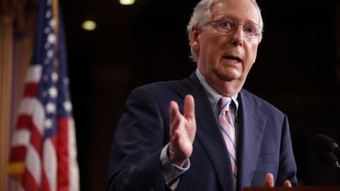 Mitch McConnell rechaza nuevo plan de ayuda.