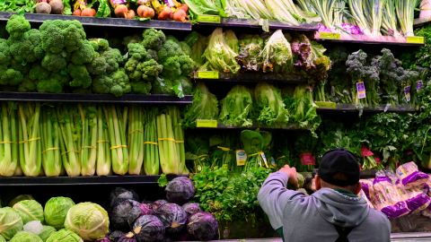 Los trabajadores de supermercados están más expuestos al virus por la gran cantidad de clientes que van a diario.