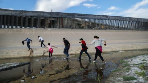 Los fiscales están en contra de la regla que hace a los migrantes esperar fuera de EE.UU..