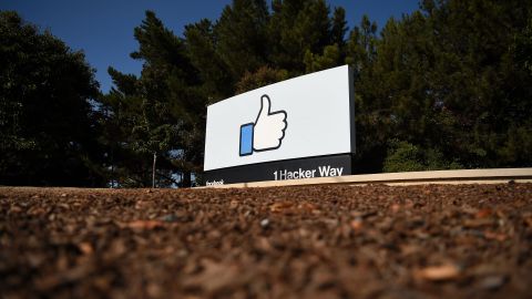 Facebook aporta los primero $150 millones al Fondo de Vivienda Comunitaria.