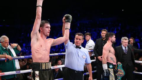 Callum Smith es 5 pulgadas más alto que el pugilista mexicano.