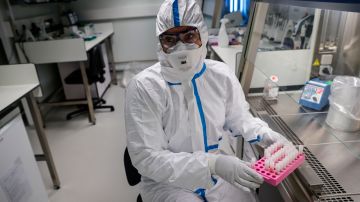 Análisis de laboratorio confirman la presencia de la nueva cepa de coronavirus en California.
