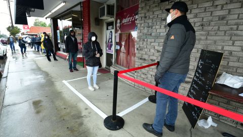 Pequeños comerciantes afectados por la pandemia pueden recibir hasta $25,000 dólares en ayuda económica.