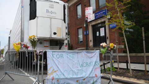 Morgues temporales en trailers como el mostrado han sido alistados en California.
