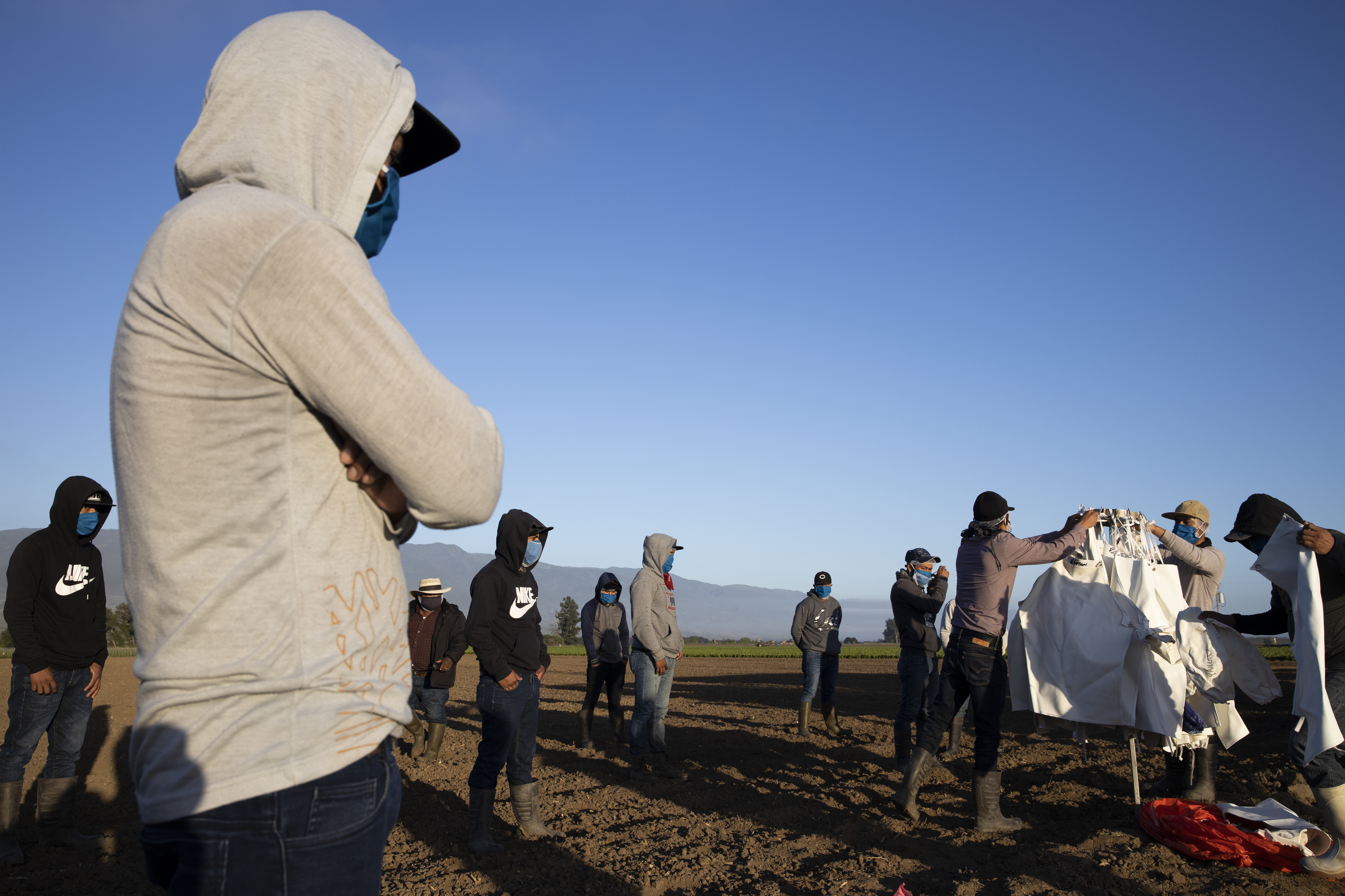 Cinco Millones De Inmigrantes Indocumentados Realizan Trabajos ...