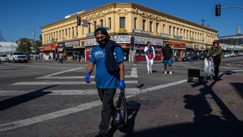 El condado de Los Ángeles tiene muchos apoyos para los trabajadores inmigrantes de bajos ingresos. (Photo by Apu Gómez / AFP) (Photo by APU GOMES/AFP via Getty Images)