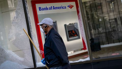 El banco se encarga de enviar tarjetas de débito con la prestación.