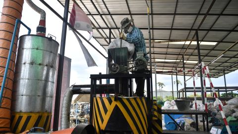 Dos trabajadores murieron tras inhalar una sustancia tóxica.