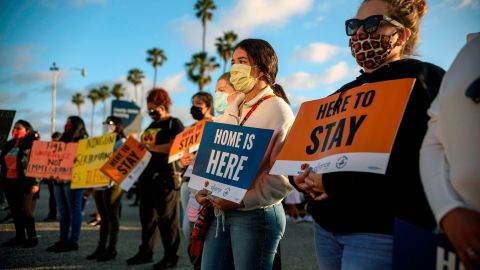 Jóvenes "Dreamers" durante una manifestación en junio de 2020 en San Diego.