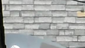 Una mesera hace entrega de pedidos en el área exterior de un restaurante cerca de Los Ángeles.