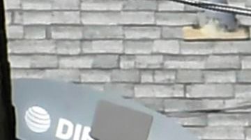 Una mesera hace entrega de pedidos en el área exterior de un restaurante cerca de Los Ángeles.