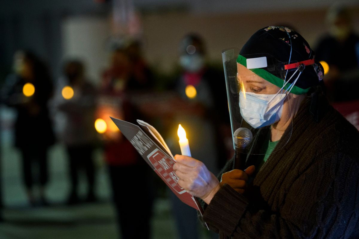 Una enfermera lee nombres de trabajadores de la salud fallecidos por COVID-19 en Los Ángeles.