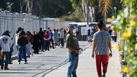 Los hispanos del Valle de San Fernando tienen mayor tasa de contagio por cada 100 mil habitantes. (Getty Images)