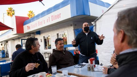 Un juez de Los Ángeles consideró que la prohibición es excesiva y no tiene fundamento.