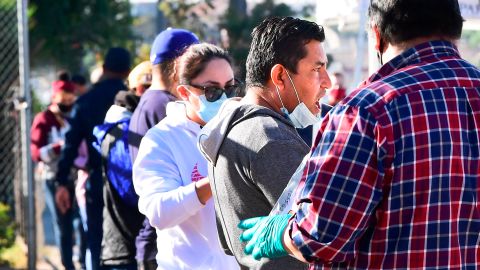 El sur de California se prepara para la entrada en vigor de la orden de confinamiento.