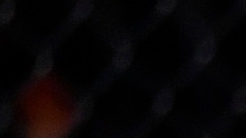 Tony Ferguson lanza una patada contra Charles Oliveira en el UFC 256.