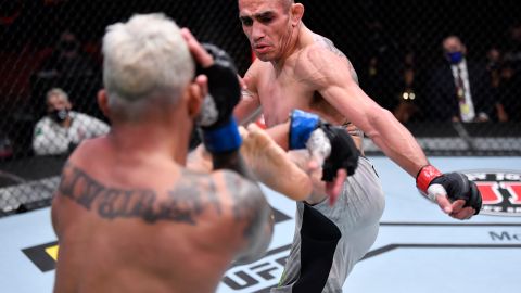 Tony Ferguson lanza una patada contra Charles Oliveira en el UFC 256.