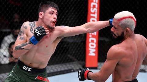 Brandon Moreno conecta al campeón Deiveson Figueiredo en el UFC 256.